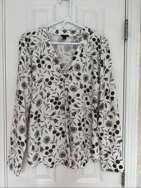 Ann Taylor White, Gray & Black  Media Single Pleat V-Neck Long Sleeve Blouse